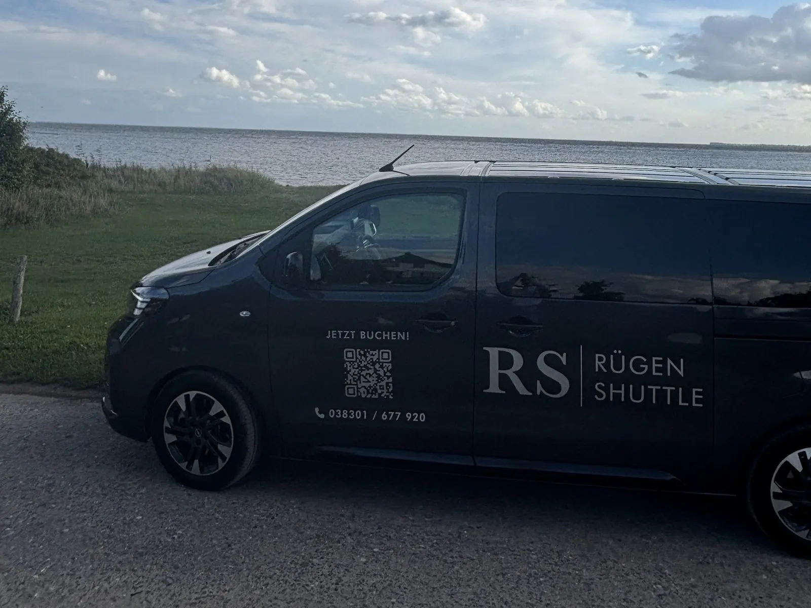 Rügen Shuttle Bus an der Küste für eine Stundenbuchung