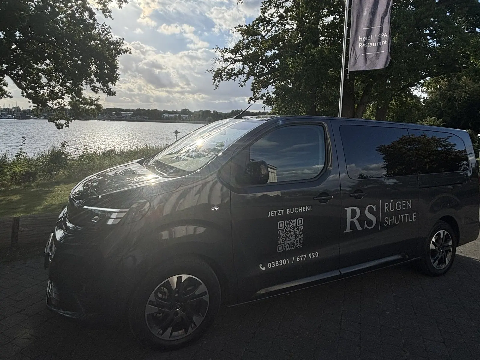 Rügen Shuttle Bus am Wasser für einen Gruppentransfer