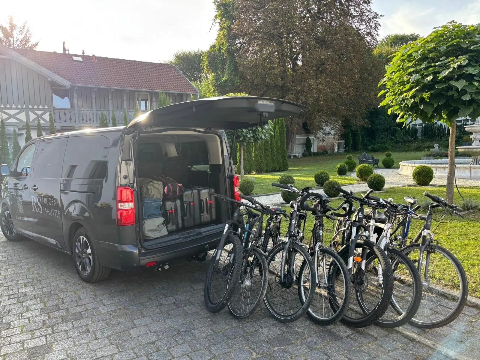 Rügen Shuttle Bus mit sieben Fahrrädern und Gepäck