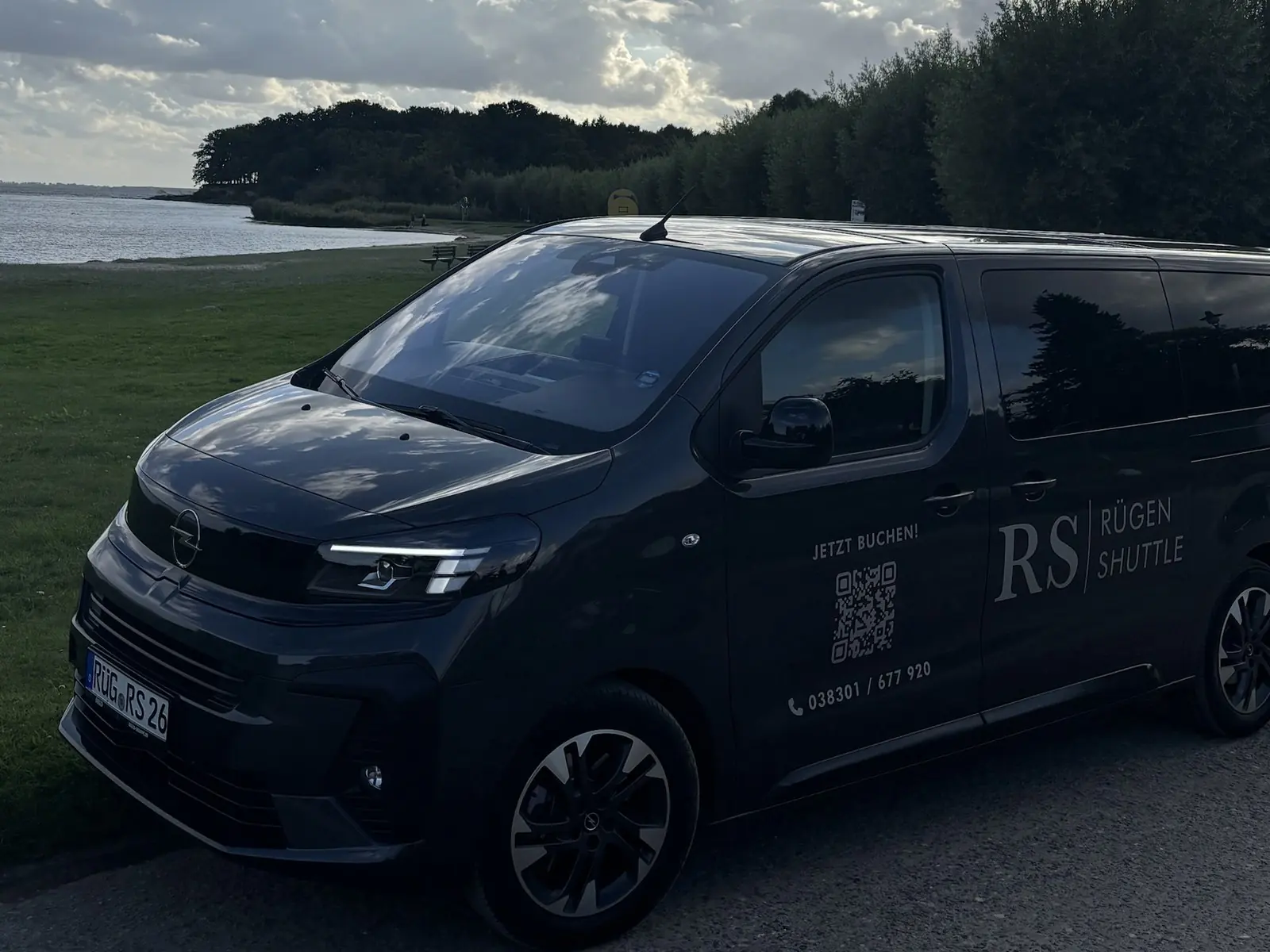 Rügen Shuttle Bus am Wasser für eine direkte Fahrt