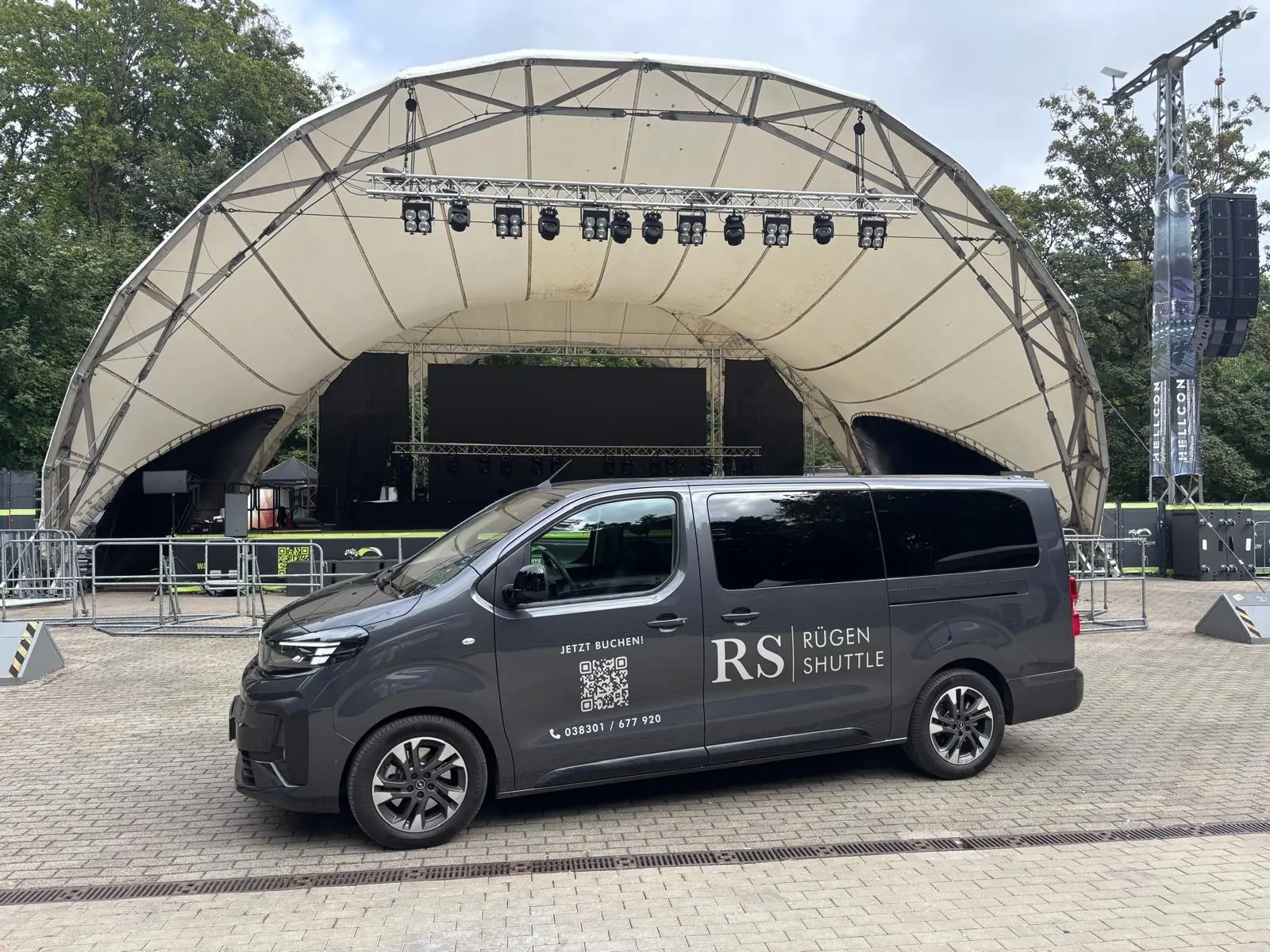 Rügen Shuttle Bus vor einer Veranstaltungsbühne