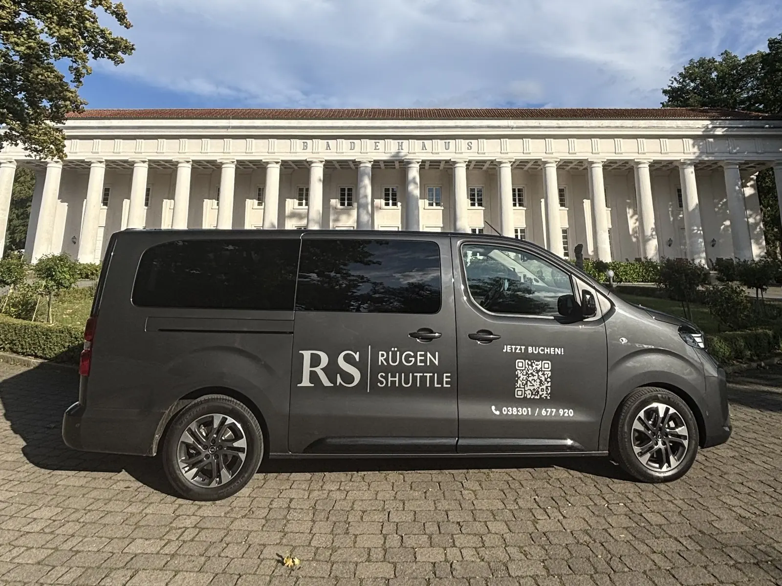 Rügen Shuttle Bus vor dem Badehaus in Putbus