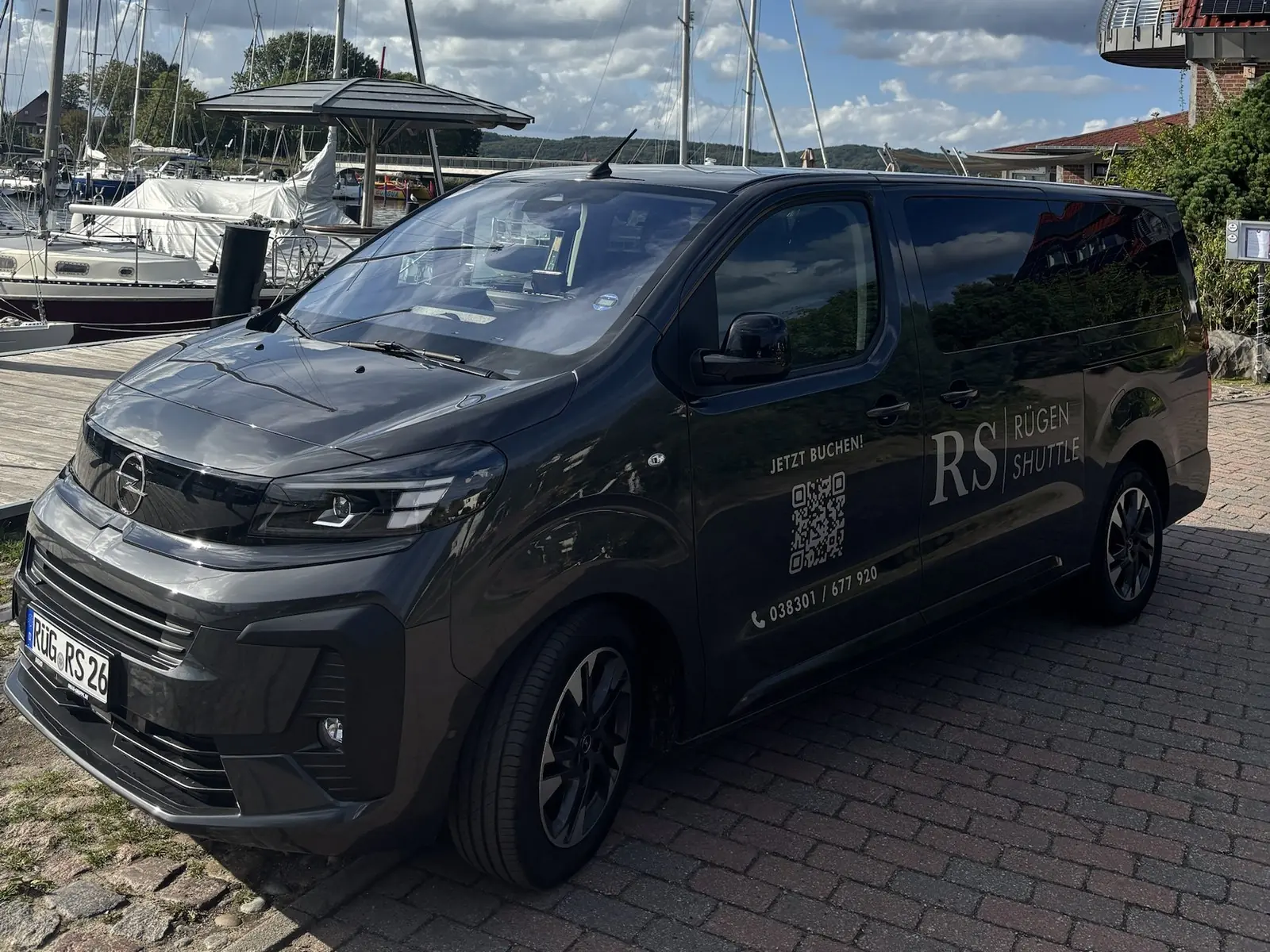 Rügen Shuttle Bus an einem Hafen auf Rügen