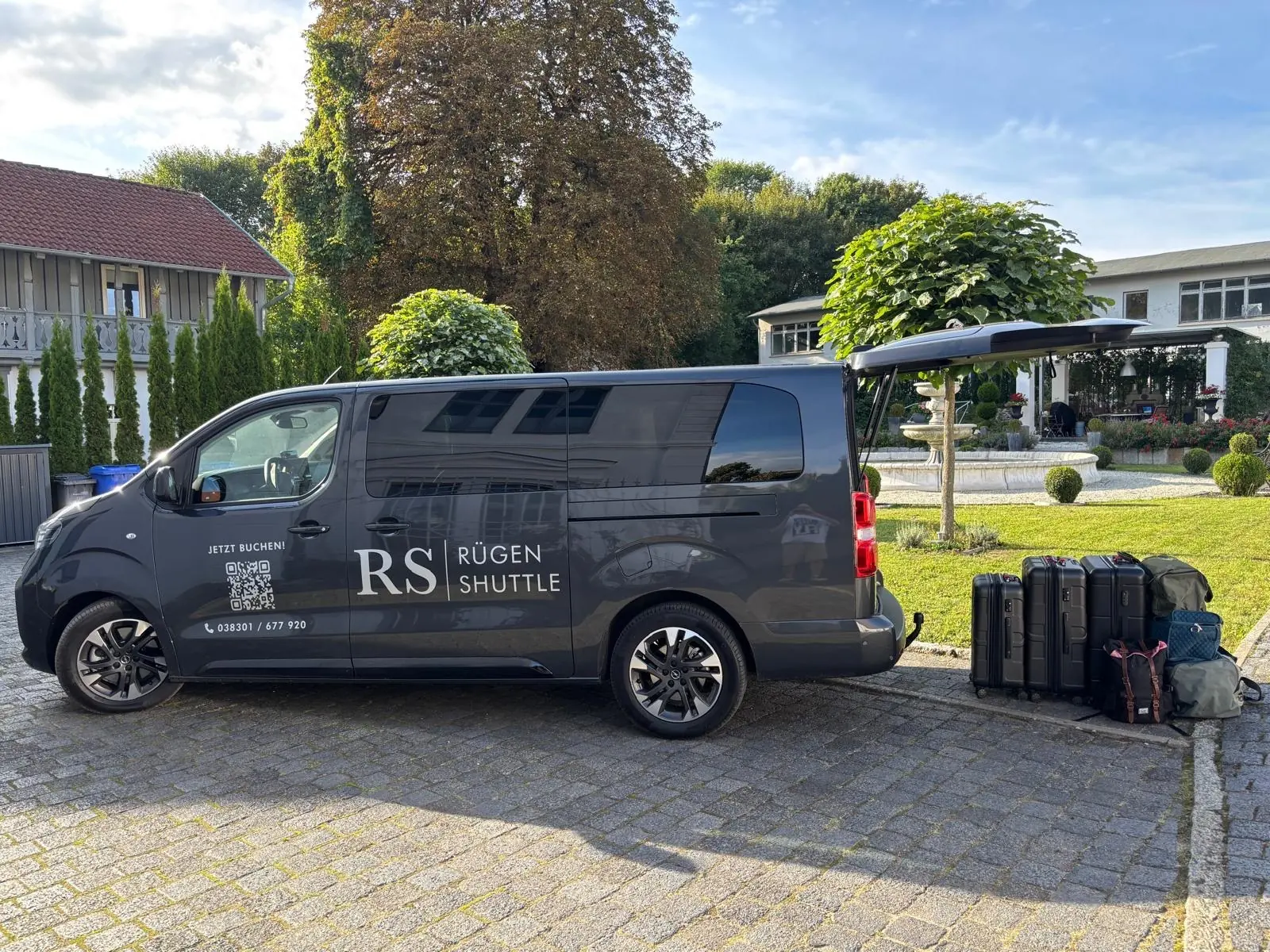 Rügen Shuttle Bus mit Reisegepäck